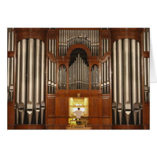 Cartão Organista no console de órgãos