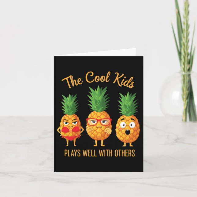 Cartão Os Cool Kids Brincam Bem Com Outros Abacaxis (Frente)