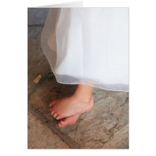 Cartão os pés desnudos da menina, vestido princesa