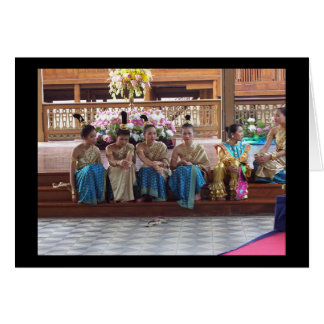 Cartão Os tradicionais dançarinos tailandeses fazem uma p