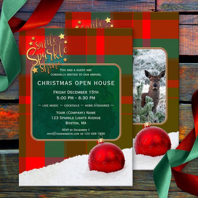 Cartão ou Convite de Férias de Natal Personalizado (Christmas invitation featuring your photo framed by a festive plaid design and ornaments in snow)