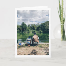 Cartão Pai e filho pescando no lago sua própria foto