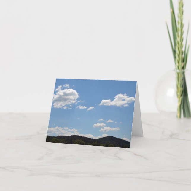 Cartão Paisagem com colinas verdes, árvores e nuvens (Frente)