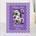 Cartão Pansies do aniversário de Lisa 30os (nome/idade da<br><div class="desc">Cartão para o aniversário (conhecido) de Lisa com quadro do laço e foto dos pansies no roxo/fundo da lavanda. Personalize sua mensagem! Os ingles postais do en de Tarjeta o EL de una foto de florecitas para que do engodo amarrota o de alguien especial. Personalize o mensaje da SU! (do...</div>