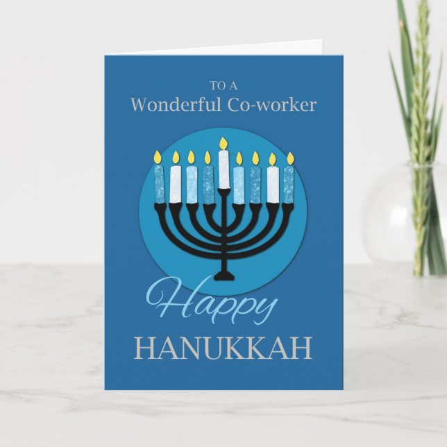 Cartão Para o Colega Hanukkah Menorah no Azul Escuro (Frente)