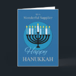 Cartão Para o fornecedor Hanukkah Menorah no azul escuro<br><div class="desc">Quando um fornecedor confiável e maravilhoso é judeu,  então você deveria surpreendê-lo com este cartão azul escuro para cumprimentá-los quando Chanucá chegar. Partilhe os sinceros e bons votos que este cartão tem.</div>