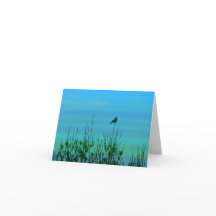 Pássaro em uma placa de silhueta em árvore