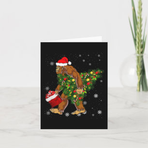 Cartão Pé Grande Carregando Árvore de Natal Sasquatch Cre