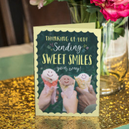 Cartão Pensando em Você enviando Sorrisos Doces