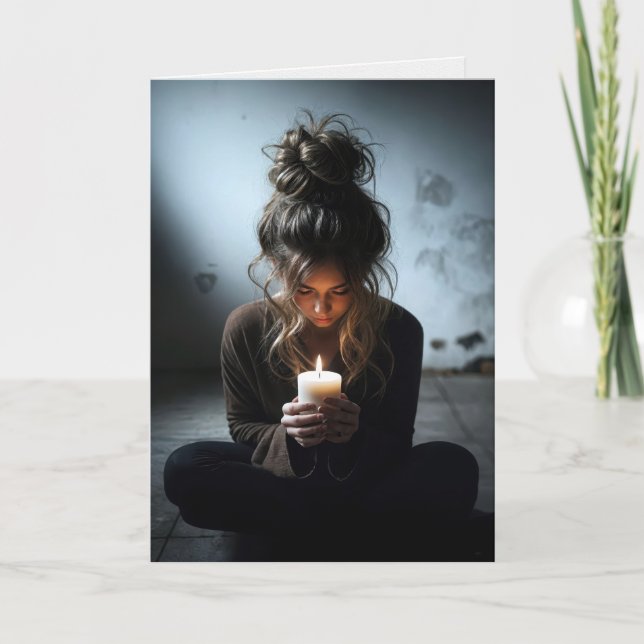 Cartão Pensando em você garota em uma sala escura (Frente)