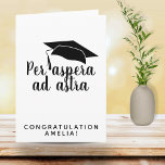 Cartão Per aspera e astra Quote Latino Formatação<br><div class="desc">Por aspera e astra - Cartão de Graduação de Letras Pretas de Cotação Latina. Uma citação latina popular que significa Através das dificuldades às estrelas é excelente para um formando. Script preto de tendências e boné de formatura preto. Felicite o formando do segundo grau, universidade ou universidade e adicione o...</div>