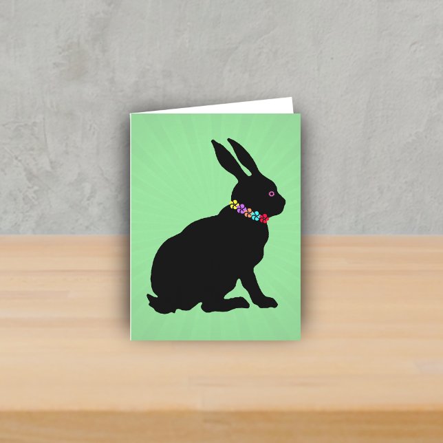 Cartão Perfil lateral sentado Coelho Negro Flor Olho Rosa (Sitting black silhouette bunny wearing colourful flowers on green Spring or Easter note card.)