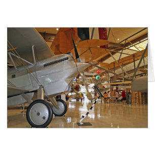 Cartão Pessoas visitando o Museu Nacional da Aviação Nava
