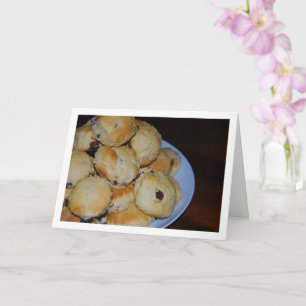 Cartão Pilha de Scones de Passas no Prato
