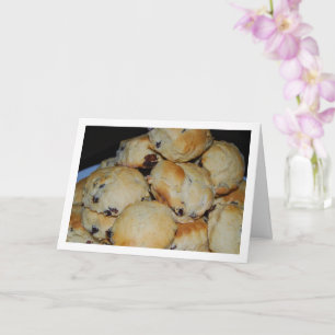 Cartão Pilha de Scones de Passas no Prato