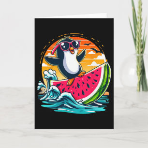 Cartão Pinguim Solitário Surfe de Melancia Verão Pôr do S