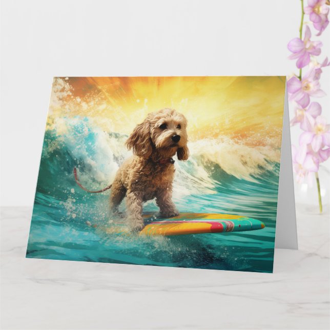 Cartão Pintura de Cockapoo Surfando na Praia (Orquídea)