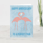 Cartão Placa de Aniversário Feliz Rosa para o Casal<br><div class="desc">Deseje aos pais, amigos ou outro casal perfeito um feliz aniversário de casamento com estes cartões de saudação flamingo. Esta placa apresenta uma ilustração de um par de flamingos em uma cor rosa coral contra um fundo azul claro. Mensagem na frente: ANIVERSÁRIO FELIZ PARA UMA Mensagem PAIRInside PERFEITA: ENVIANDO AMOR...</div>