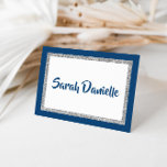 Cartão Placa de Nota Personalizada Azul e Prateada do Mar<br><div class="desc">Este cartões de agradecimentos de tendência apresenta letras em negrito na frente com um aspecto em camadas em cintilação prateada e branca, e um fundo de cor sólida. Adicione seu texto usando o formulário modelo. Altere a fonte, o layout e as cores usando o recurso Personalizar. Você também pode adicionar...</div>