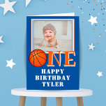 Cartão Placa de primeiro aniversario de Fotografia para C<br><div class="desc">Placa de primeiro aniversario Fotográfico para Crianças de Bola ONE de Basquete. Cartão de aniversário de basquete do garoto bonito para o primeiro aniversario. O design tem uma bola de basquete na palavra UM. Adicione o nome,  a foto e o dentro de mensagem do seu filho ou apague-o.</div>