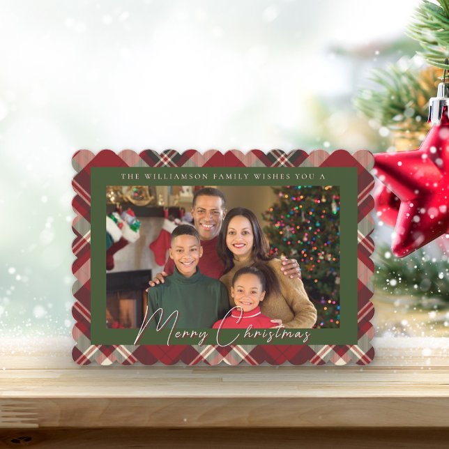 Cartão Plano de Foto com Xadrez Vermelho e Verde d (Send festive cheer with this elegant red and green tartan Christmas photo card! )