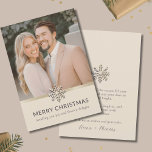 Cartão plano de natal Elegante para Casais<br><div class="desc">Aceite o espírito da época com o nosso Cartão Plana de Natal Elegante para Casais. A frente mostra uma foto refinada adornada com um design gracioso floco de neve, enquanto a parte traseira apresenta um fundo leve realçando o floco de neve no topo. Personalize a mensagem "Feliz Natal" e adicione...</div>