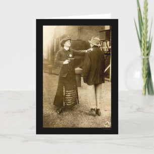 Cartão Policewoman Making an Arrest 1909