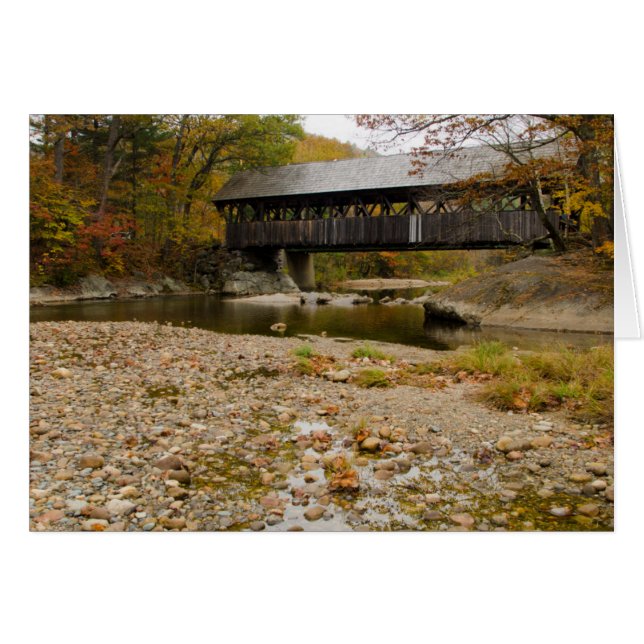 Cartão Ponte recém coberta sobre o rio no outono (Frente Horizontal)