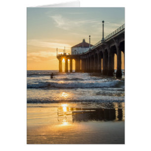 Cartão Por do sol do cais de Manhattan Beach com surfista