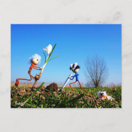 Cartão Postal 2 Fubby's die een bol krokus planten.