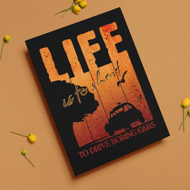 Cartão Postal 2CV Oldtimer Life é muito curta para dirigir carro (2CV Postcard in Black with a Orange Sunset Background)