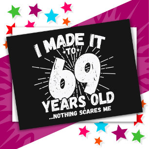 Cartão Postal 69 Anos de Idade Meme Sarcástico Engraçado Anivers