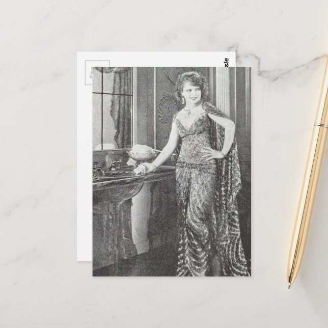 Cartão Postal A Beautiful Woman in 1930 Black and White Postcard (Frente/Verso In Situ)