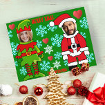 Cartão Postal A cara de Natal personalizada cortou Elf e Papai N<br><div class="desc">Ajuda do design: https://www.zazzle.com/live/categories/design help foto da placa de identificação. Foto de tiro.conselho personalizado de Natal na cara do buraco. Carregue facilmente a sua própria imagem facial centralizada. Você pode editar texto ( fonte, tamanho, cor ), dimensionar, recortar a imagem ... Mova, gire, dimensione, redimensione todos os elementos (flocos de...</div>