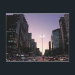 Cartão Postal A noite na avenida de Paulista - Sao Paulo<br><div class="desc">No meio das horas de ponta, a avenida de Paulista é cheio dos carros, dos ônibus e dos pedestres tomando a seu o curso nocturno. A silhueta das construções, do trajeto da bicicleta e da vinda e de ir do carro frenético. Este é um do centro financeiro o mais importante...</div>