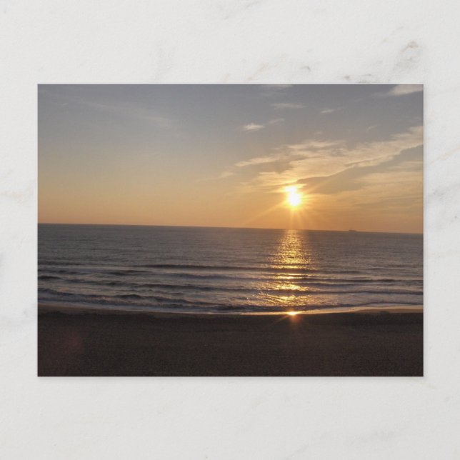 Cartão Postal A praia no pôr do sol (Frente)