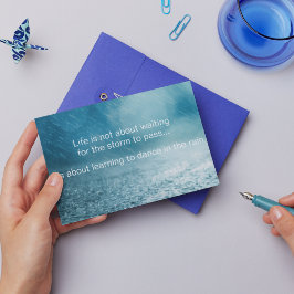 Cartão Postal A vida luta contra a inspiração de fotos em chuva