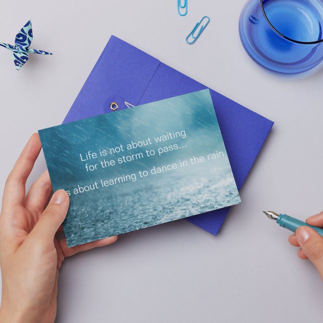 Cartão Postal A vida luta contra a inspiração de fotos em chuva  (Criador carregado)