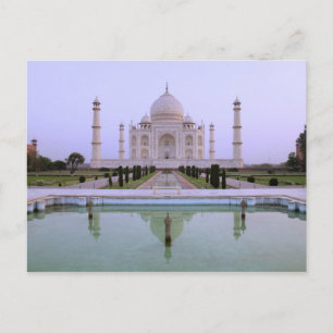 Cartão Postal a visão de manhã do Taj Mahal refletida em