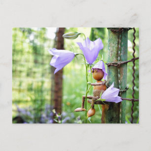 Cartão Postal Acorn elf com sinos azuis no verão