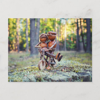 Cartão Postal Acorn elf com sua garota na bicicleta