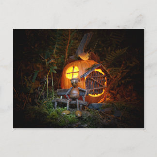Cartão Postal Acorn elf está sentado em frente à casa de abóbora