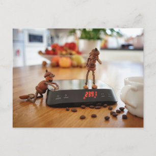 Cartão Postal Acorn elf provocando sua garota com o peso