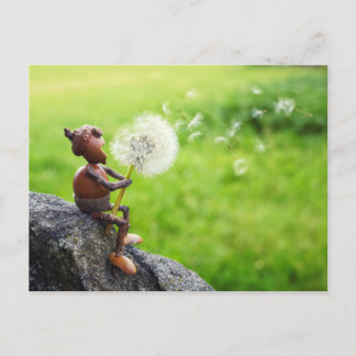 Cartão Postal Acorn elf sopra em dandelion
