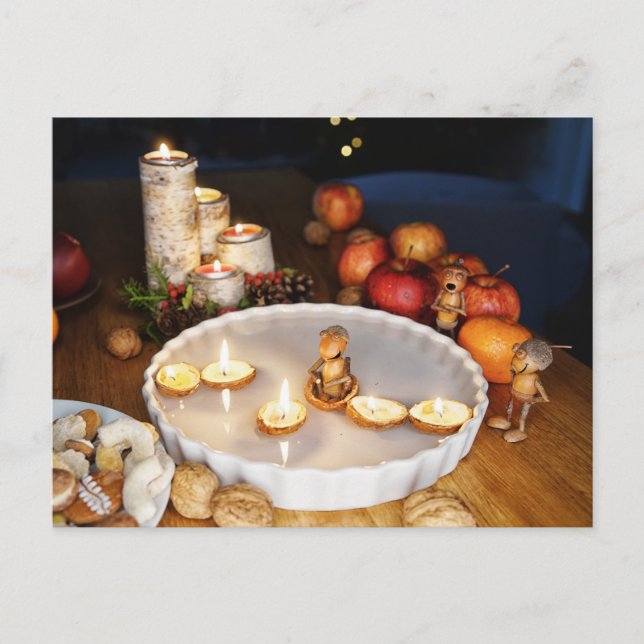 Cartão Postal Acorn elves observa tradições natalinas (Frente)