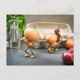 Cartão Postal Acorn elves roubam ovos na Páscoa da cozinha