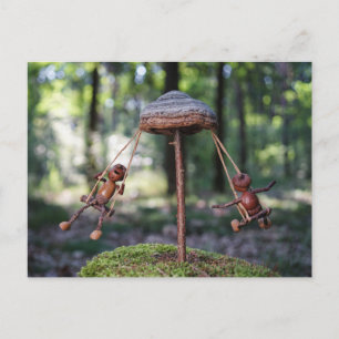 Cartão Postal Acorn elves tocando no carrossel