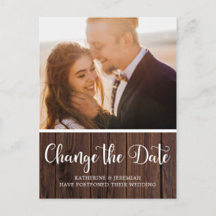 Cartão Postal Adiamento de Casamento Rustic Wood Script
