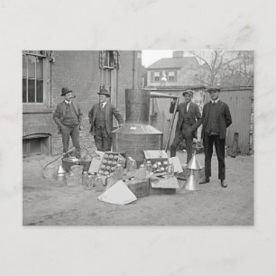 Cartão Postal Agentes da Proibição com Alambique de Moonshine, 1