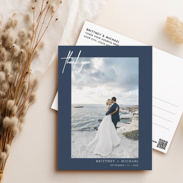 Cartão Postal Agradecimento azul marinho em letra manuscrita (Elegant hand lettered thank you wedding postcard with a minimalistic design perfect for any couple.)